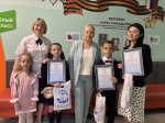 26 мая 2026 года Татьяна Бочарова, исполнительный директор СМО Белгородской области и Елена Кретова, председатель Белгородского регионального отделения ВДПО наградили призеров и победителей конкурса детского рисунка «Местное самоуправление глазами детей».